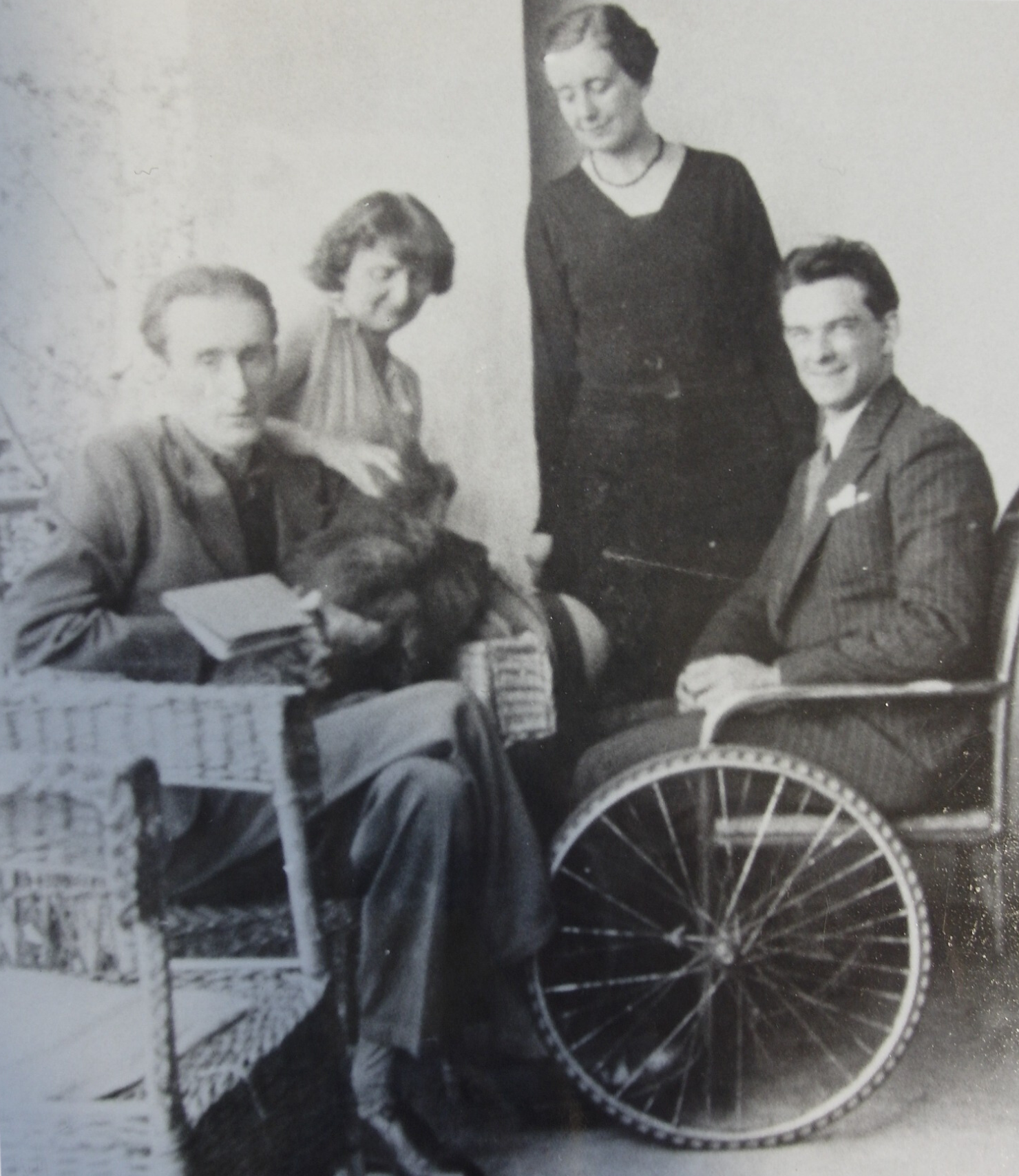 Józef Czapski, Helena Dadejowa, Maria Czapska, Zygmunt Waliszewski, Kazimierza Wielka, lata 30. XX wieku. Ze zbiorów Archiwum Józefa i Marii Czapskich w Muzeum Narodowym w Krakowie VIII-rkps- 2414/21.