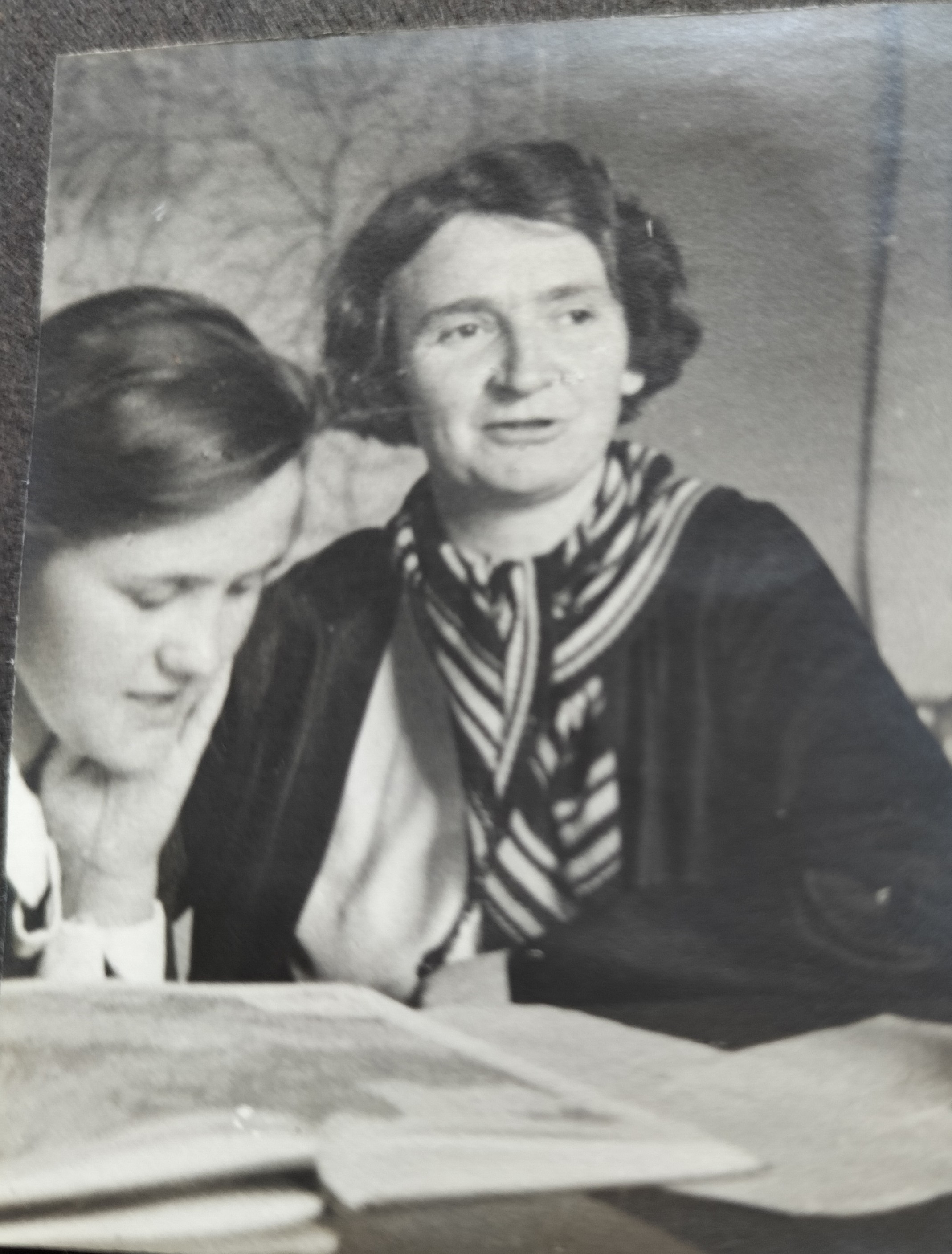 Helena Dadejowa, przygotowuje do matury uczennicę, rok 1938. Z albumu rodzinnego Małgorzaty Hornung.