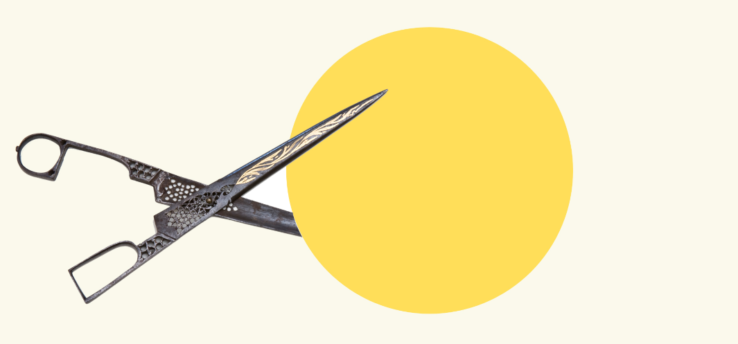 Kolaż przedstawia stare, dekoracyjne metalowe nożyczki wbijające się w okrągłe żółte kółko. 