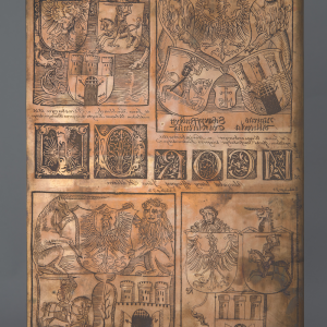 Grafika złożona z czterech paneli, w których umieszczono herby z orłami, rycerzami na koniach, twierdzami. Herby są trzymane przez mityczne postaci, między innymi gargulce i jednorożce.