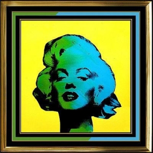 Pop-artowy obraz Steve’a Kaufmana przedstawiający Marylin Monroe w nasyconych odcieniach niebieskiego i zielonego na żółtym tle. 