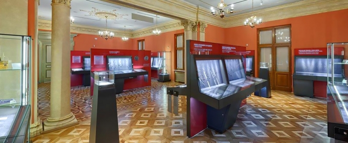Wnętrze Gabinetu Numizmatycznego w Muzeum Czapskich, w którym znajdują się szklane gabloty ze zbiorami. 