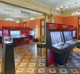 Wnętrze Gabinetu Numizmatycznego w Muzeum Czapskich, w którym znajdują się szklane gabloty ze zbiorami. 