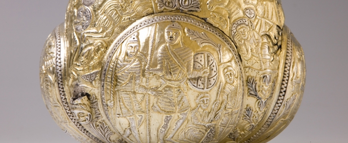 Eksponowana w Galerii rzemiosła artystycznego srebrno-złota czara włocławska, na której wykuto sceny z udziałem żołnierzy. Naczynie jest zdobione ornamentami roślinnymi i geometrycznymi.