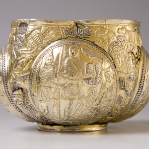 Eksponowana w Galerii rzemiosła artystycznego srebrno-złota czara włocławska, na której wykuto sceny z udziałem żołnierzy. Naczynie jest zdobione ornamentami roślinnymi i geometrycznymi.