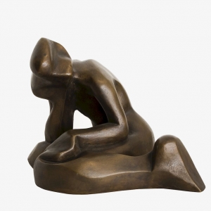 Ciemnobrązowa rzeźba przedstawiająca uproszczoną sylwetkę siedzącej dziewczynki ze schyloną głową.