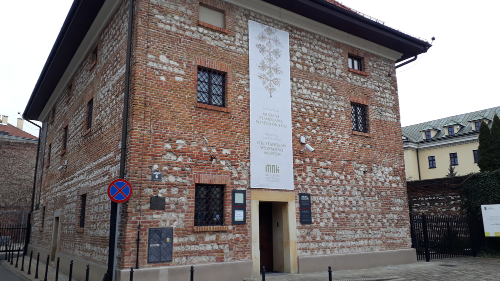 Ceglany budynek Europeum, w którym obecnie znajduje się Muzeum Stanisława Wyspiańskiego. Budynek ma formę sześcianu. 