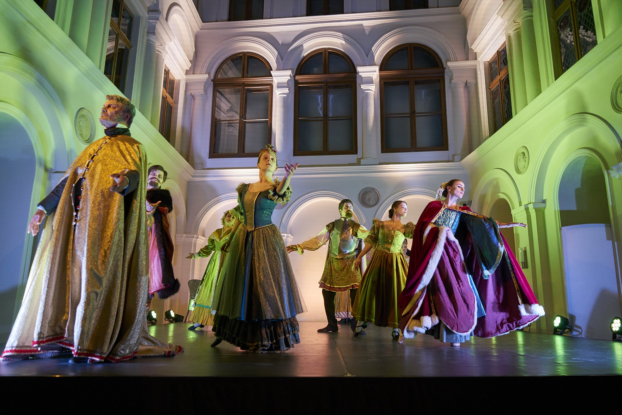 BAL W HÔTEL LAMBERT SPEKTAKL BALETOWO-PANTOMIMICZNY W WYKONANIU TANCERZY BALETU DWORSKIEGO CRACOVIA