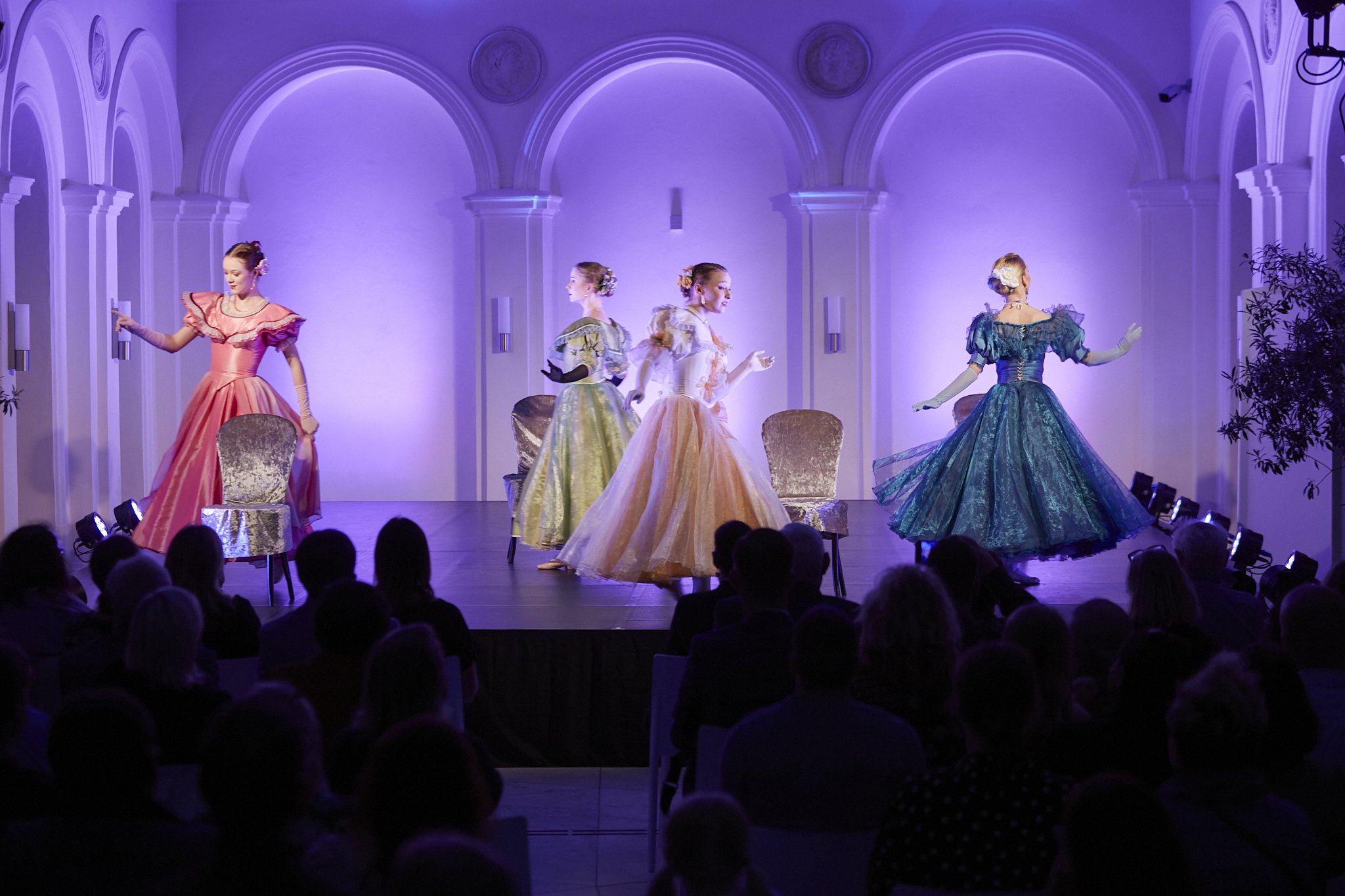 BAL W HÔTEL LAMBERT SPEKTAKL BALETOWO-PANTOMIMICZNY W WYKONANIU TANCERZY BALETU DWORSKIEGO CRACOVIA