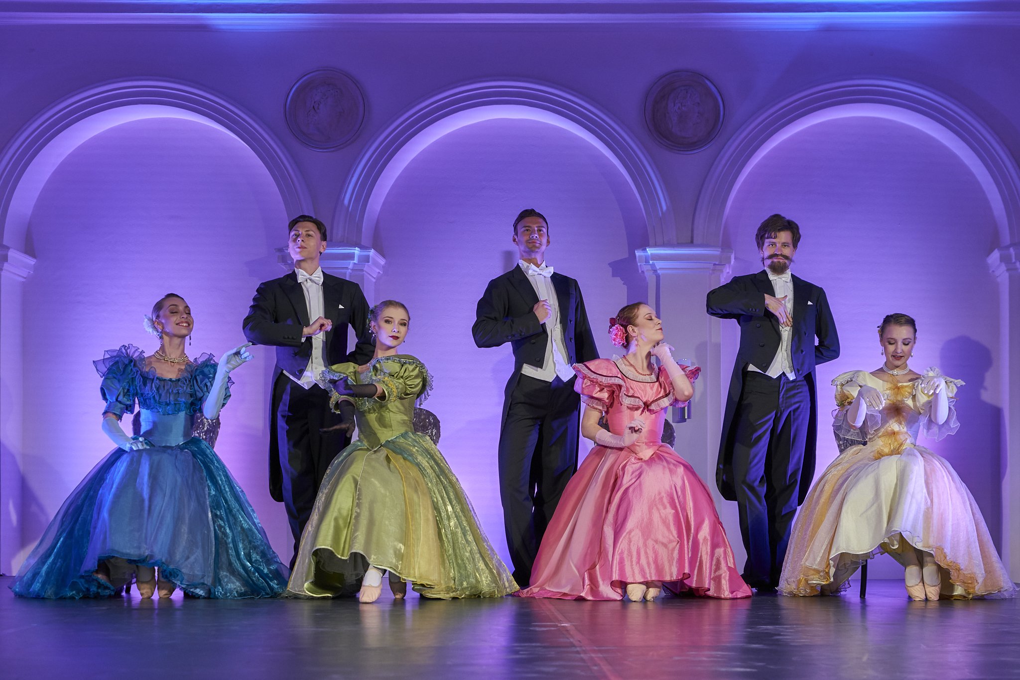 BAL W HÔTEL LAMBERT SPEKTAKL BALETOWO-PANTOMIMICZNY W WYKONANIU TANCERZY BALETU DWORSKIEGO CRACOVIA