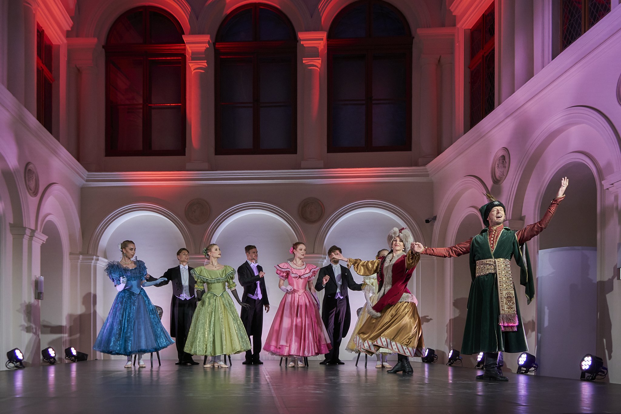 BAL W HÔTEL LAMBERT SPEKTAKL BALETOWO-PANTOMIMICZNY W WYKONANIU TANCERZY BALETU DWORSKIEGO CRACOVIA