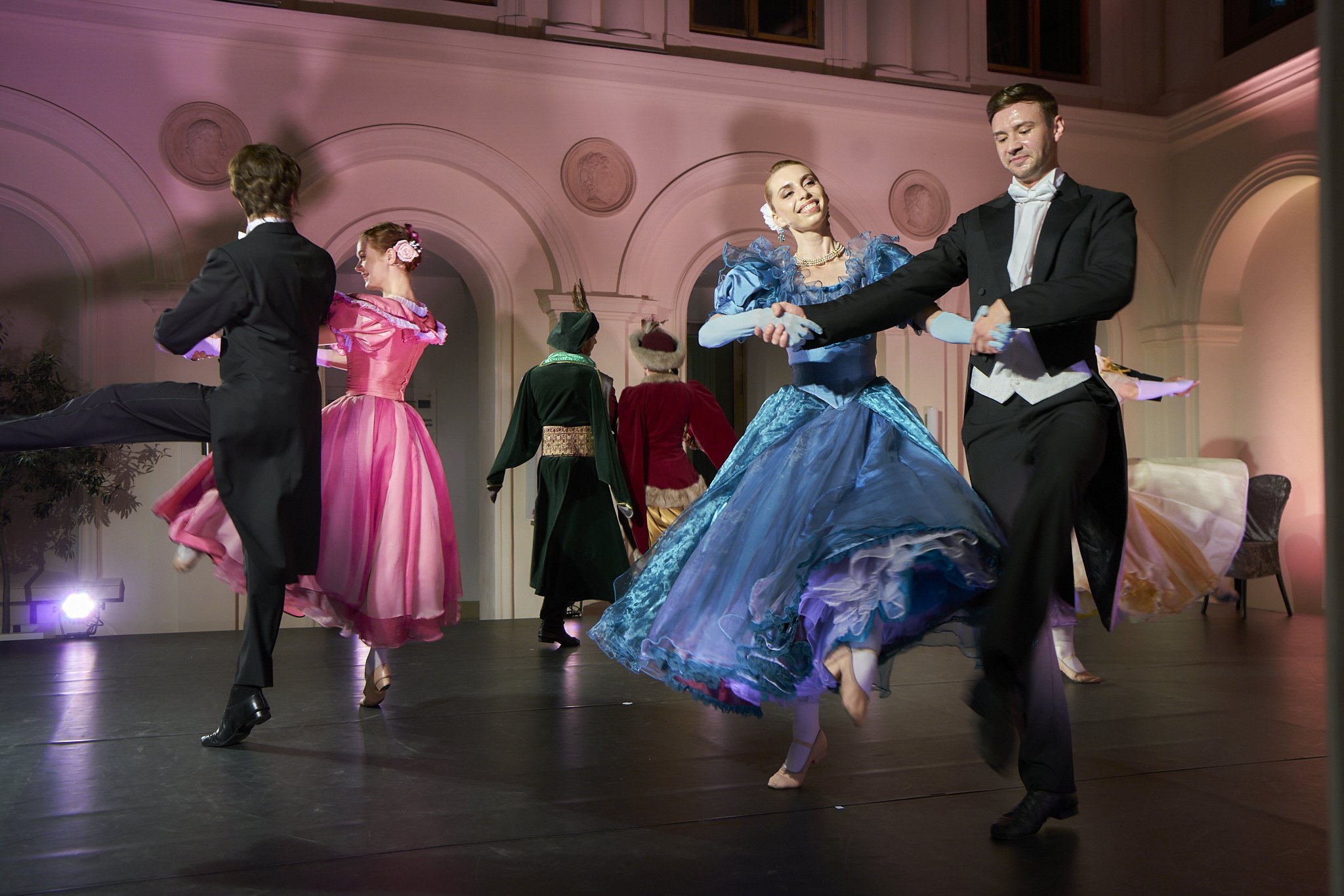 BAL W HÔTEL LAMBERT SPEKTAKL BALETOWO-PANTOMIMICZNY W WYKONANIU TANCERZY BALETU DWORSKIEGO CRACOVIA