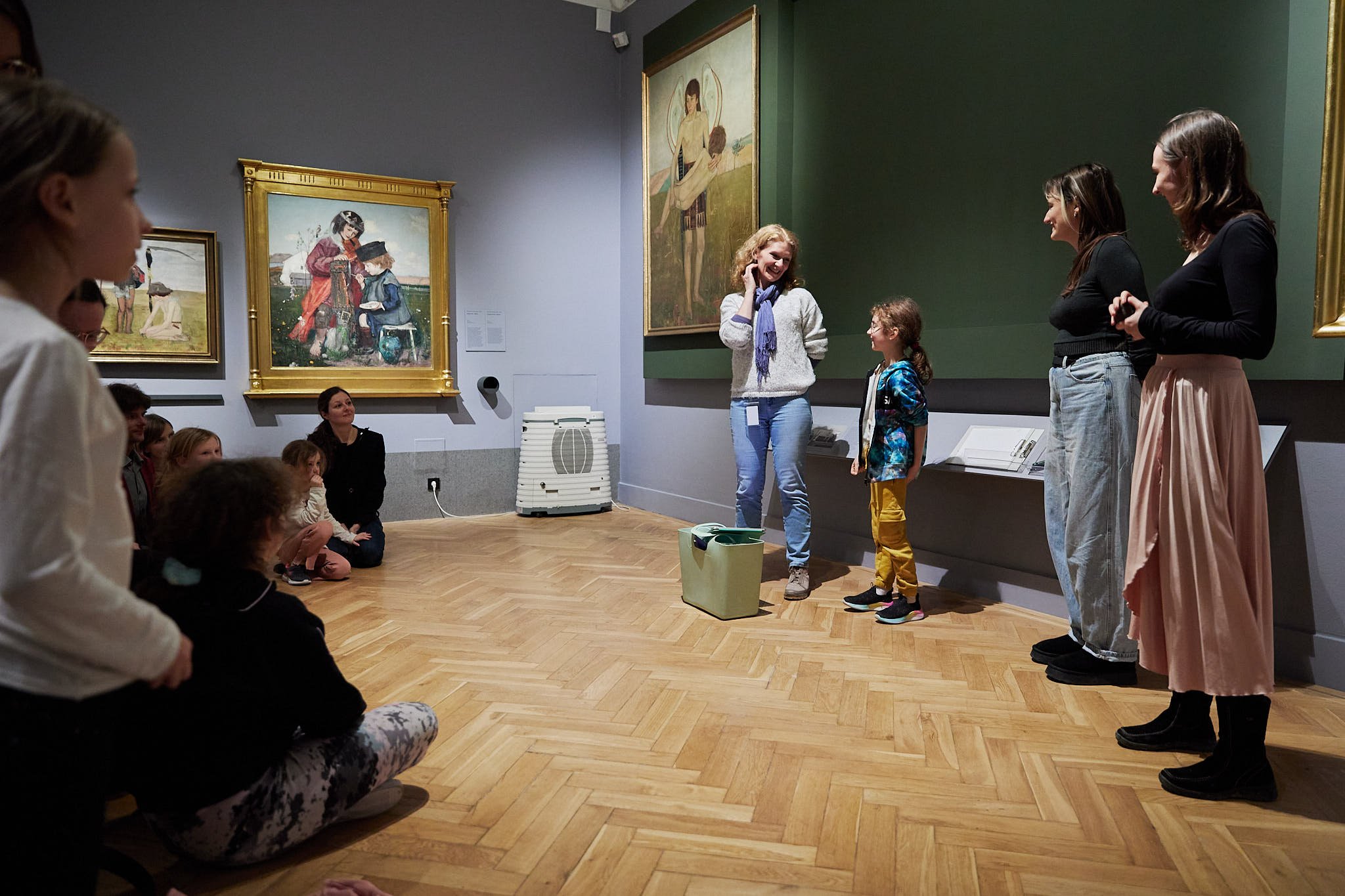 Zimowe półkolonie w MNK: zwiedzanie wystawy "Grupa Pięciu" w Gmachu Głównym MNK, warsztaty dla dzieci