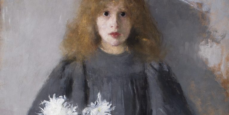 Portret malarski młodej dziewczynki o jasnobrązowych włosach, w ciemnej, luźnej sukience, trzymającej biały bukiet kwiatów na stonowanym szaro-brązowym tle.