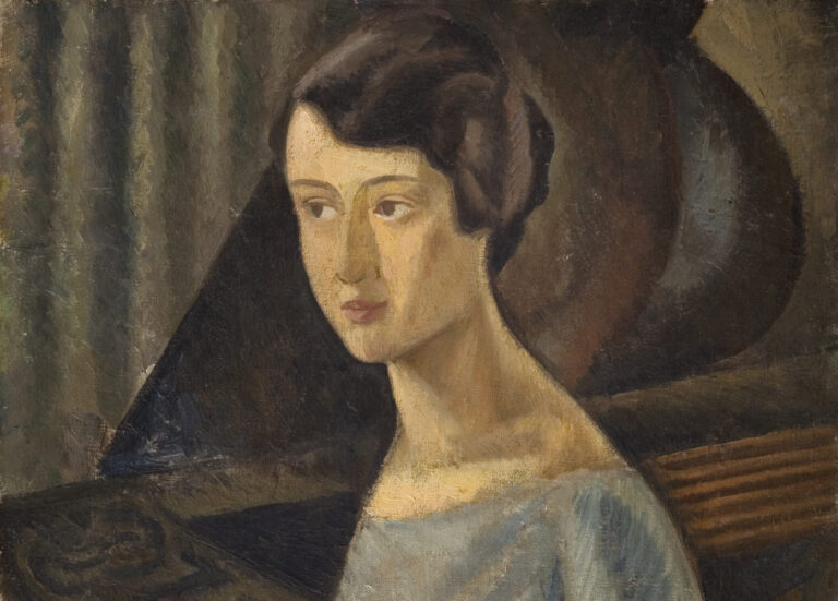 Portret malarski półpostaci ukazujący kobietę z krótkimi ciemnymi włosami i wydłużoną szyją, zwróconą lekko w lewo, w jasnoniebieskiej sukni na tle ciemnych brązowo‑zielonych zasłon i zaokrąglonych, abstrakcyjnych kształtów, namalowany gęstymi pociągnięciami pędzla w stonowanej, ziemistej palecie barw.
