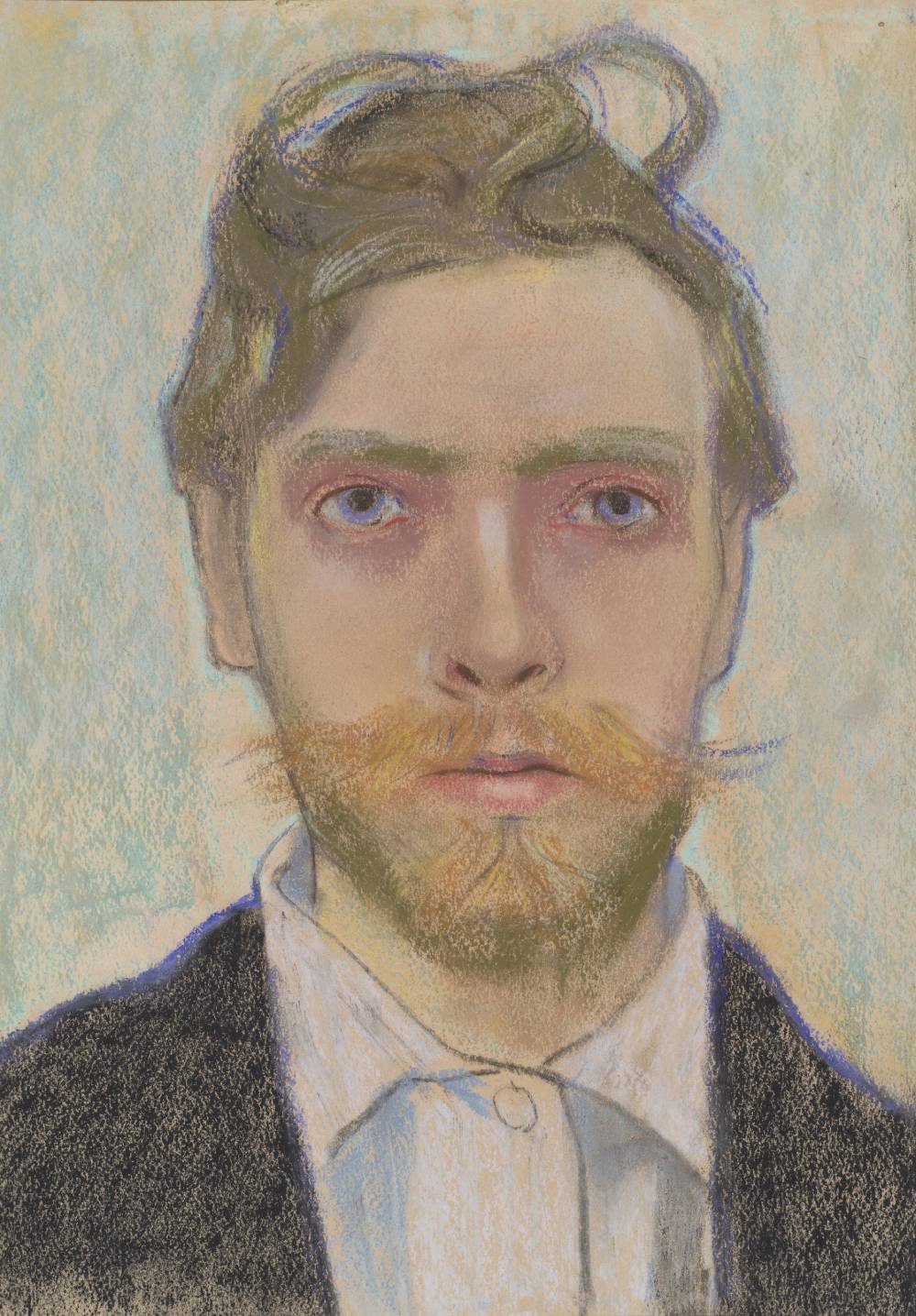 Pastelowy portret frontalny osoby z krótkimi brązowymi włosami, niebieskimi oczami, rzadkim wąsem i krótką brodą, w białej koszuli z kołnierzykiem i ciemnym żakietem na jasnoniebieskim, teksturowanym tle.