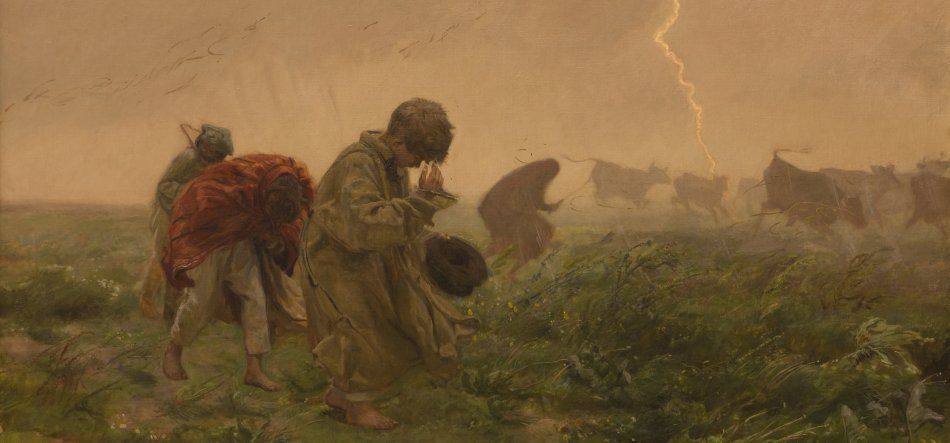 Trzej idący boso ludzie na wietrznej, trawiastej równinie: centralna postać w długim płaszczu trzyma czapkę i zaciska dłonie przy ustach, z lewej osoba w czerwonym płaszczu schylona i niosąca ładunek, w tle zarys bydła oraz błyskawica przecinająca pochmurne niebo.