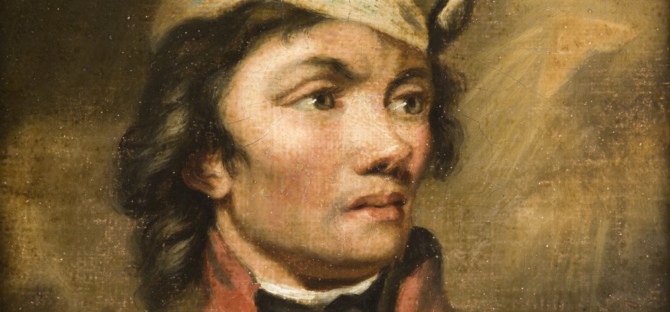 Zbliżenie malarskiego portretu młodej osoby zwróconej w prawo, z długimi ciemnymi kręconymi włosami i jasnym nakryciem głowy, ubranej w czerwono-czarny strój z białym kołnierzykiem, na brązowym tle z widoczną, spękaną fakturą farby.