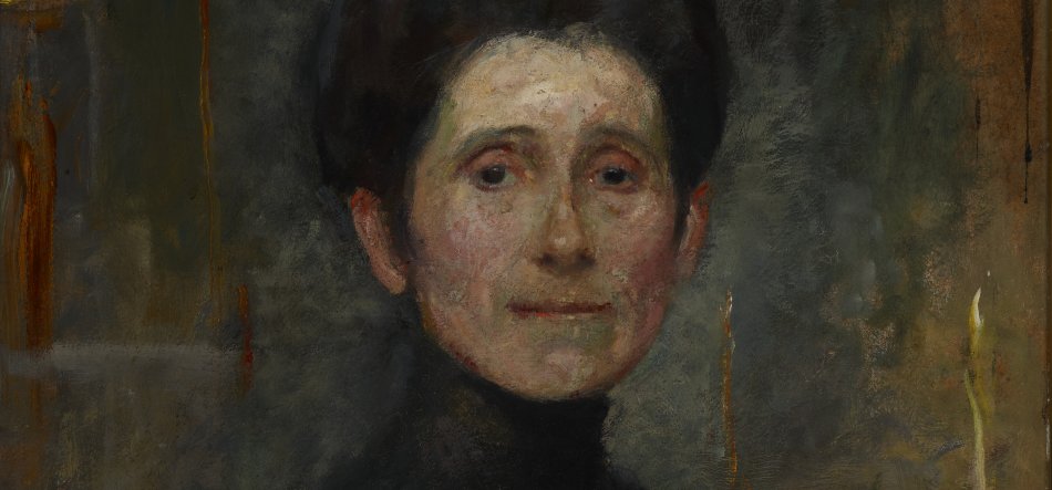 Portret olejny przedstawiający twarz starszej kobiety z krótkimi ciemnymi włosami i jasną cerą, ubraną w ciemny wysoki kołnierz, na szaro-zielonym, malarskim tle z widocznymi pociągnięciami pędzla i pionowymi smugami farby oraz cienkim żółtawym pionowym kształtem po prawej.