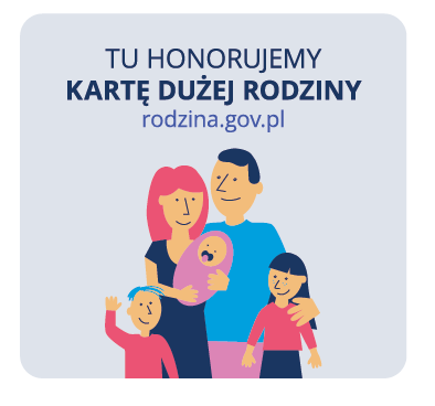 Ilustrowany obrazek na jasnoszarym, zaokrąglonym kwadracie z tekstem u góry "TU HONORUJEMY KARTĘ DUŻEJ RODZINY rodzina.gov.pl" i poniżej kolorową, uproszczoną grafiką pięcioosobowej rodziny: kobiety z różowymi włosami, mężczyzny trzymającego niemowlę owinięte w kocyk oraz dwojga dzieci stojących po bokach.