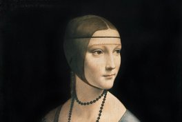Portret trzy-czwarte kobiety o jasnej cerze w ciasnym nakryciu głowy z cienką opaską, zwróconej w prawo, z dwurzędowym naszyjnikiem z ciemnych korali na jednolitym czarnym tle.