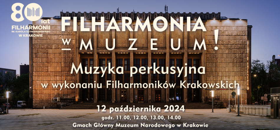 Fotografia frontu monumentalnego, oświetlonego budynku Filharmonii z teksturowaną elewacją i wysokimi kolumnami na pustym placu o zmierzchu, z nałożonym białym tekstem reklamującym "FILHARMONIA W MUZEUM! Muzyka perkusyjna w wykonaniu Filharmoników Krakowskich", datę "12 października 2024" wraz z godzinami i nazwą miejsca oraz logiem "80 lat Filharmonii im. Karola Szymanowskiego w Krakowie" w lewym górnym rogu.