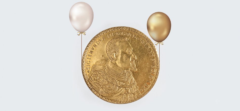 Centralnie umieszczona duża złota moneta z profilowym wizerunkiem brodatej osoby w zdobnym stroju i częściowym napisem na rancie, na jasnoszarym tle, po lewej perłowy balon na sznurku, po prawej metaliczny złoty balon na sznurku.
