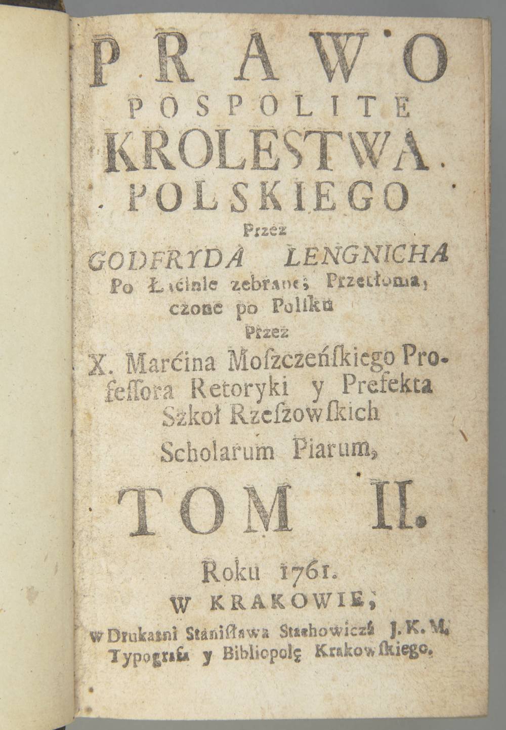 Stara, poplamiona strona tytułowa książki z dużym czarnym drukiem: tytułem PRAWO POSPOLITE KRÓLESTWA POLSKIEGO, nazwiskiem GODFRYDA LENGNICHA, napisem TOM II., datą Roku 1761 i miejscem W KRAKOWIE, na żółtawym, pofalowanym papierze z widocznym grzbietem po lewej stronie.