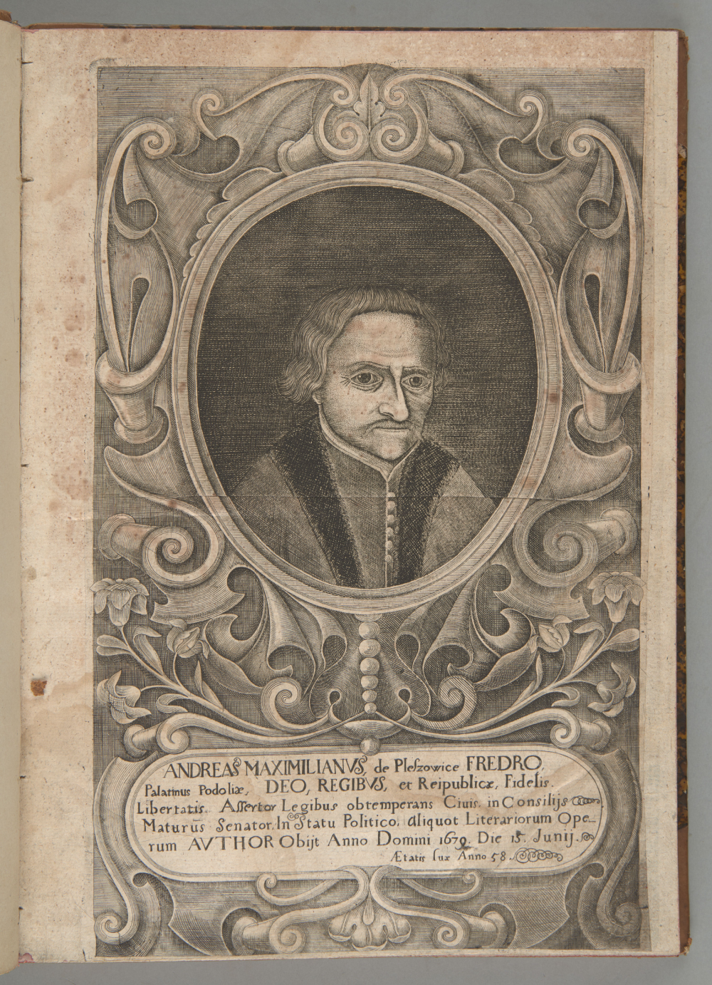Grawerowany portret mężczyzny w owalnym medalionie otoczonym bogatą barokową ornamentyką z motywami roślinnymi i zwojami, postać w stroju z futrzanym kołnierzem, a pod obrazem łaciński kartusz z podpisem, całość na pożółkłej, postarzałej kartce.