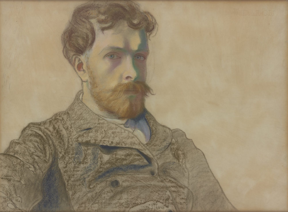 Pastelowy portret w trzech czwartych przedstawiający mężczyznę z kręconymi włosami, gęstą brodą i wąsami, w zapinanym płaszczu i koszuli z kołnierzem, z zielono‑niebieskimi cieniami na twarzy, na jasnym kremowym tle.