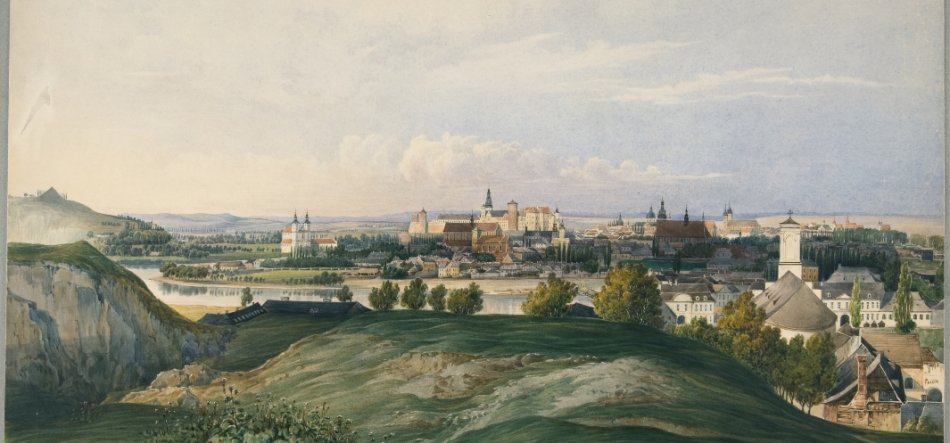 Panoramiczny malarski widok na miasto nad szeroką rzeką, z zielonym pagórkowatym pierwszym planem i skalnym urwiskiem po lewej, w tle zabudowania z licznymi wieżami i iglicami oraz skupiskami drzew pod jasnym niebem z chmurami.