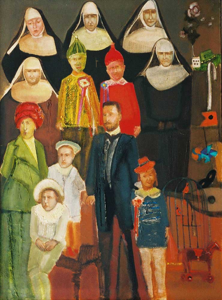 Malarski portret grupowy na brązowym tle: w górnym rzędzie pięć kobiet w czarnych habitach z białymi nakryciami głowy i kołnierzami, poniżej dwoje dzieci w jaskrawych kostiumach (zielony i czerwony) z wstążkami, centralnie mężczyzna w ciemnym garniturze i z brodą, po lewej kobieta w zielonym płaszczu i czerwoną czapką oraz dwie dziewczynki w białych strojach, po prawej chłopiec w granatowym ubraniu z czerwoną czapką oraz metalowa klatka z czerwonym ptakiem i drewniane zabawki.