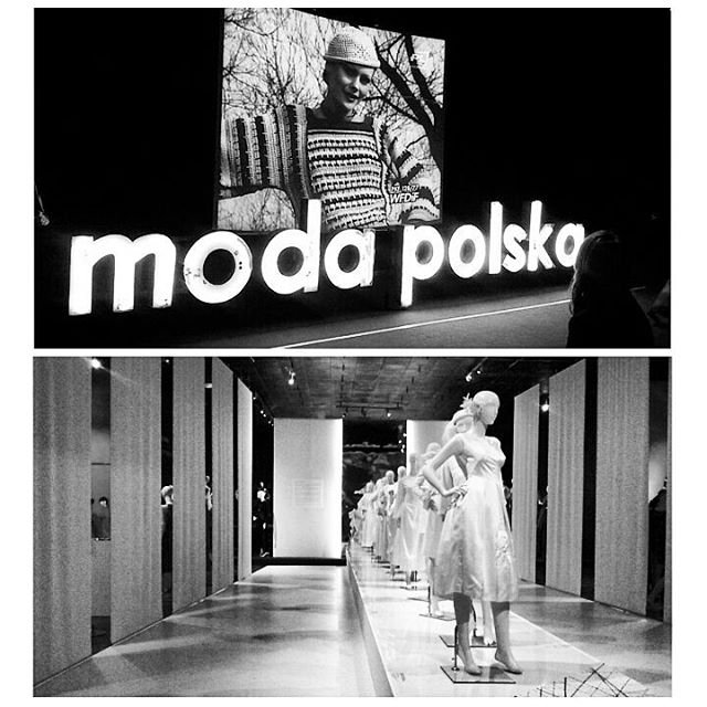 Czarno-białe zdjęcie w dwóch kadrach: u góry podświetlony napis „moda polska” przed dużym portretem kobiety w wzorzystym swetrze i czapce, u dołu perspektywiczne wnętrze z rzędem manekinów w jasnych sukienkach ustawionych wzdłuż przejścia między pionowymi panelami.