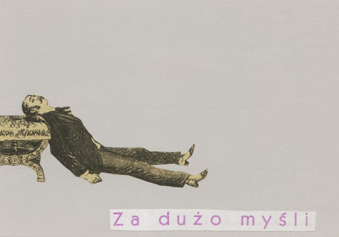 Retro ilustracja na jasnym tle z postacią w garniturze opierającą głowę i górną część ciała o ozdobną ławkę po lewej i z wyprostowanymi nogami skierowanymi w prawo; u dołu po prawej wyciętymi fioletowymi literami napis Za dużo myśli.
