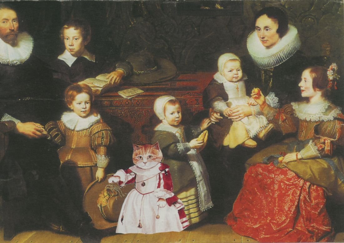 Barokowy portret rodzinny przedstawiający grupę dorosłych i dzieci w strojach z epoki z dużymi kołnierzami przy zdobionym stole, na pierwszym planie na środku stoi kot ubrany w różowo-białą sukienkę trzymający kapelusz, po prawej siedzi kobieta w czerwonej bogatej sukni z niemowlęciem na kolanach, w tle ciemne wzorzyste tło i drewniana podłoga.
