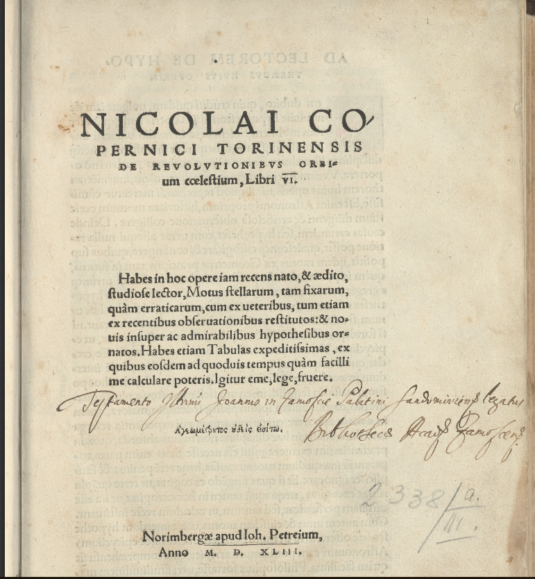 Strona tytułowa starej książki na pożółkłym papierze z dużym drukowanym łacińskim tytułem u góry "NICOLAI CO" i mniejszym tekstem pod nim "PERNICI TORINENSIS" oraz napisem "DE REVOLUTIONIBUS ORBE um coelestium, Libri VI", blokiem akapitowego tekstu łacińskiego w środku, odręcznymi podpisami i notatkami piórem w brązowym tuszu przebiegającymi przez dolną część strony, ołówkową adnotacją w prawym dolnym rogu, linią wydawniczą na dole "Norimbergae apud Ioh. Petreium, Anno M. D. X L I I" oraz widocznymi plamkam