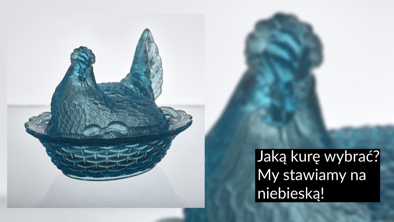 Na jasnym tle znajduje się niebieska szklana figura kury siedzącej w koszyczku — po lewej pełne ujęcie przedmiotu, po prawej rozmyte zbliżenie oraz czarny prostokąt z białym napisem Jaką kurę wybrać? My stawiamy na niebieską!