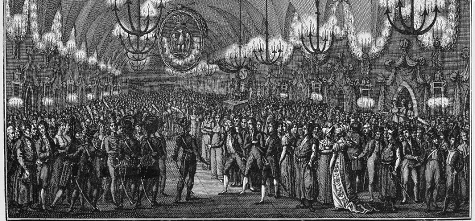 Duża rycina przedstawiająca długi sklepiony salon wypełniony tłumem mężczyzn i kobiet w historycznych strojach, z centralną aleją, licznymi żyrandolami i girlandami na suficie, ozdobnym medalionem na końcu sali oraz grupami postaci m.in. w mundurach i sukniach wieczorowych.