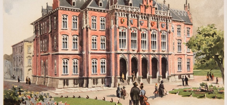 Akwarela przedstawiająca ozdobny czerwony murowany budynek z licznymi prostokątnymi oknami, schodami i trzema dużymi łukowymi wejściami na frontowej elewacji, przed którym spacerują i rozmawiają grupy ludzi, z klombami kwiatów i chodnikiem na pierwszym planie oraz drzewem po prawej stronie.
