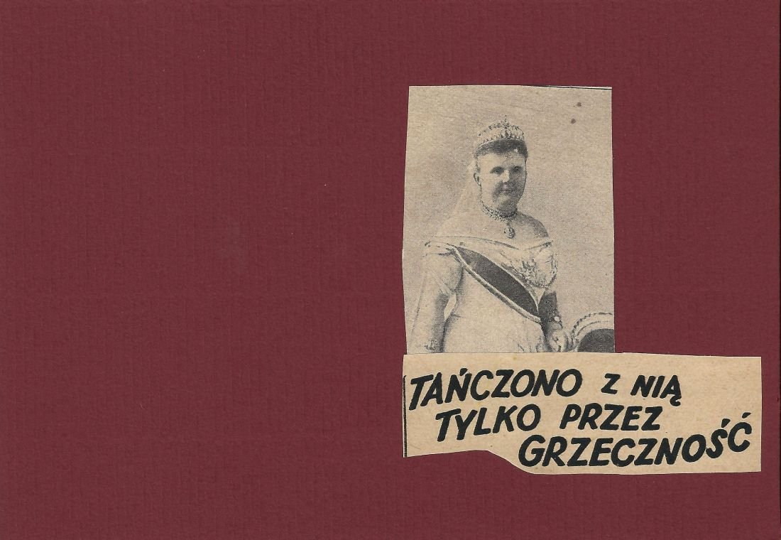 Na bordowym tle po prawej znajduje się wycięte czarno-białe zdjęcie kobiety w wieczorowej sukni z tiarą i skośnym pasem oraz pod nim wycinek z nagłówkiem TAŃCZONO Z NIĄ TYLKO PRZEZ GRZECZNOŚĆ
