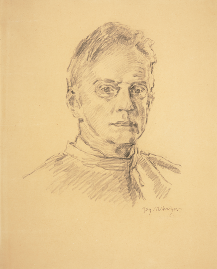 Monochromatyczny ołówkowy szkic na beżowym papierze przedstawiający głowę i ramiona dorosłego mężczyzny z krótkimi włosami i cienkimi okularami, z głową zwróconą lekko w bok, zarysowanym wysokim kołnierzem ubrania i sygnaturą rysunku w prawym dolnym rogu.