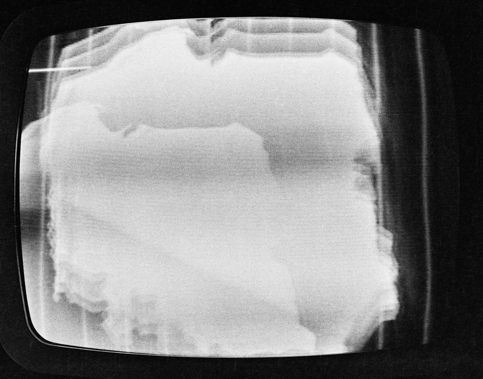 Ekran starego telewizora CRT wypełniony jasnym, ziarnistym białym szumem z widocznymi poziomymi liniami skanowania i ciemną, zaokrągloną ramką.