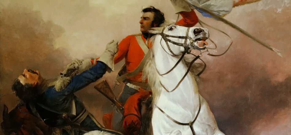 Obraz przedstawia dwie postacie w historycznych mundurach na koniach: centralny jeździec w czerwonym uniformie na białym koniu stojącym dęba trzyma sztandar, a drugi w niebieskim mundurze opada w tył; widoczne uprzęże, karabin i dymne, różowo-brązowe niebo w tle.