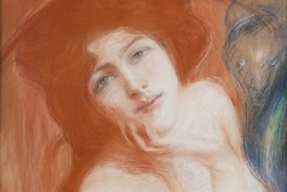 Pastelowy portret kobiety w dużym czerwonym kapeluszu, z lekko odchyloną głową i dłonią pod brodą na ciepłym rdzawym tle, po prawej częściowo widoczna druga postać w niebieskich tonach.