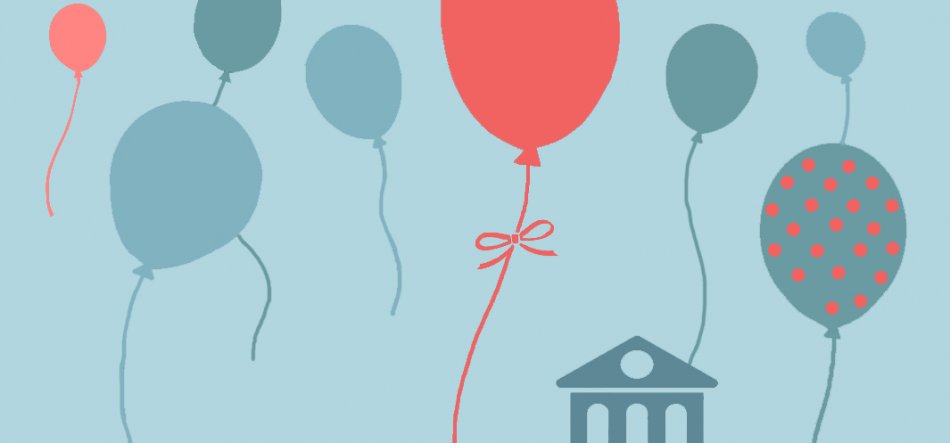 Ilustracja na jasnoniebieskim tle z unoszącymi się balonami: kilka turkusowych i dwa koralowe, centralny duży koralowy ma na sznurku zawiązaną kokardkę, po prawej widać turkusowy balon z koralowymi kropkami oraz u dołu stylizowany budynek z kolumnami.