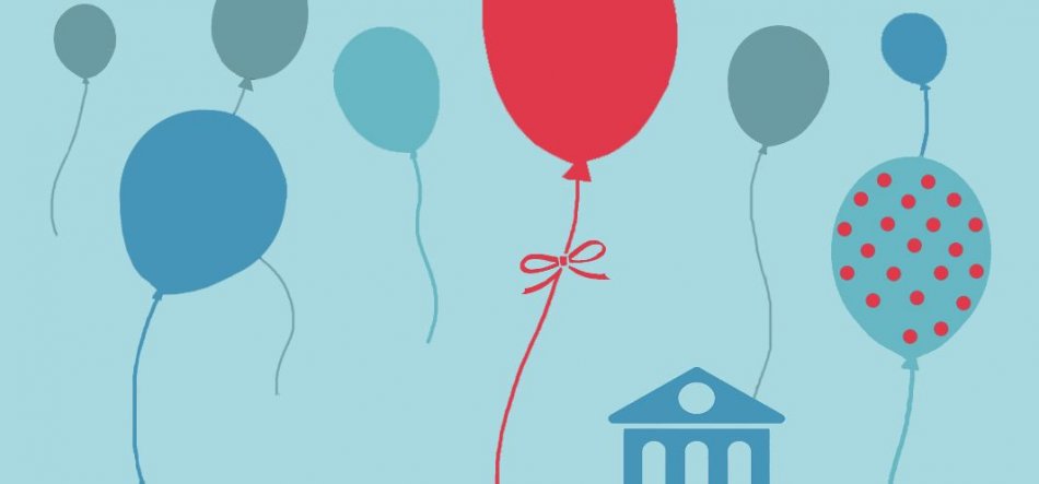 Ilustracja na jasnoniebieskim tle z kilkoma unoszącymi się balonami w odcieniach niebieskiego i turkusu oraz jednym większym czerwonym balonem na środku z kokardką na sznurku; po prawej turkusowy balon z czerwonymi kropkami, a u dołu uproszczony niebieski budynek z frontonem i trzema kolumnami.