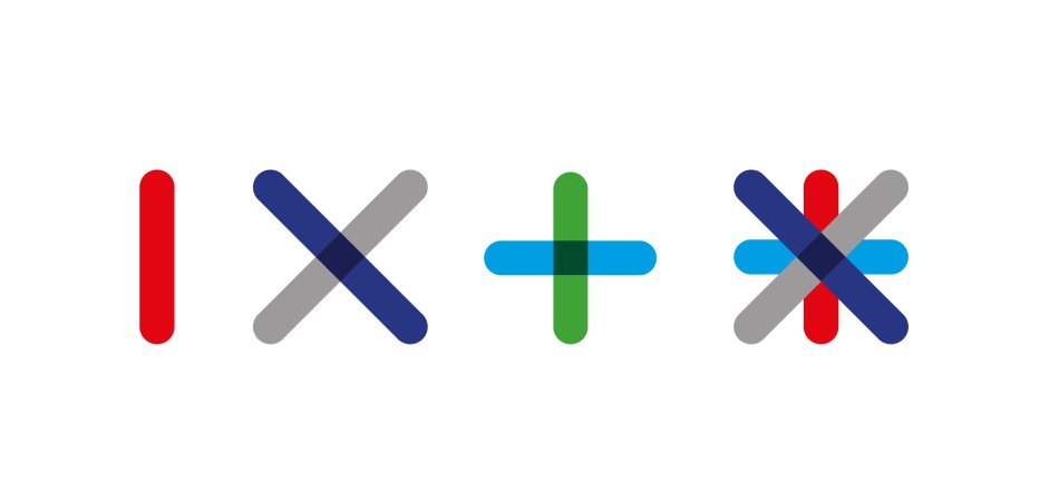 Na białym tle cztery kolorowe symbole ułożone w poziomie: od lewej krótki pionowy zaokrąglony czerwony pasek, dalej skrzyżowanie dwóch skośnych zaokrąglonych pasków granatowego i szarego, następnie znak plus z pionowego zielonego i poziomego błękitnego paska, oraz po prawej złożony gwiazdopodobny symbol z nałożonych granatowego, szarego, czerwonego i błękitnego zaokrąglonych pasków.