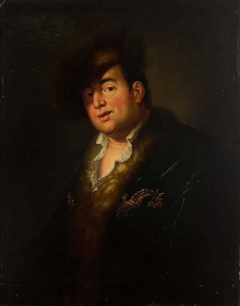 Portret olejny mężczyzny w ujęciu trzy czwarte na ciemnym tle, ubrany w ciemny kapelusz, futrzany kołnierz, białą koronkową koszulę i ciemny płaszcz z złotym haftem.