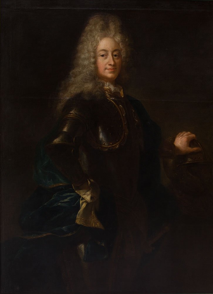 Portret tułowia i głowy mężczyzny na ciemnym tle, w lśniącej czarnej zbroi z ozdobnymi złotymi krawędziami, z długą kręconą peruką i białym koronkowym kołnierzem, zielonym aksamitnym płaszczem przewieszonym przez ramię, z jedną ręką na biodrze i drugą opartą na hełmie.