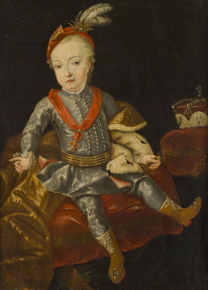 Portret dziecka w historycznym, bogato zdobionym stroju — jasnowłose dziecko siedzi na czerwonej aksamitnej tkaninie, ubrane w srebrzysty, zdobiony kostium z czerwonym szarfem i medalem, futrzaną pelerynę oraz czerwoną czapkę z piórami, trzyma drobny złoty przedmiot, a obok na poduszce spoczywa korona.